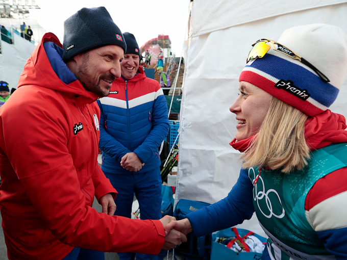 Kronprins Haakon gratulerer Ragnhild Haga med gull på 10 km fristil. Foto: Lise Åserud / NTB scanpix